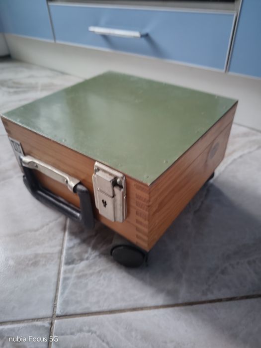 Шкатулка чемоданчик на колесах раритет