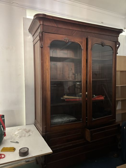 Movel vitrine de antiquario estilo vitoriano