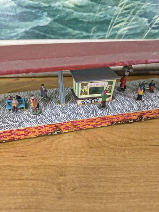 Zestaw budynków do makiety kolejowej – stacje, peron, domy, figurki