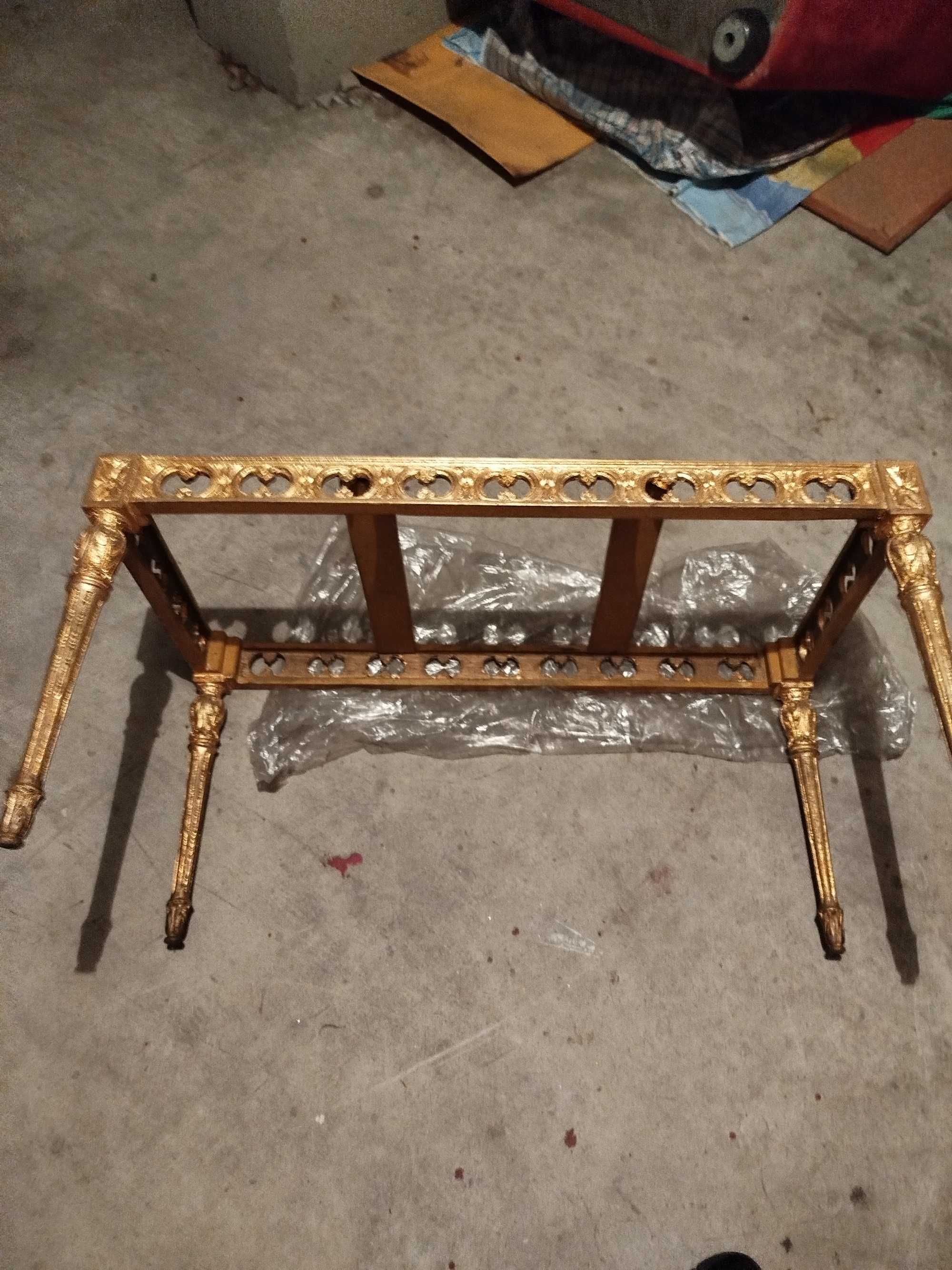 Mesa de centro dourada
