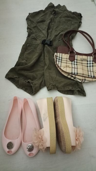 Kombinezon, torebka i 2 pary butów.