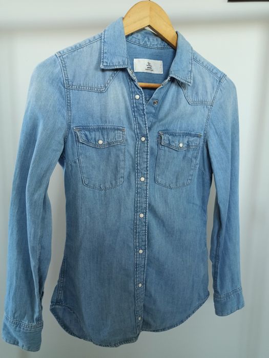 Jeansowa koszula z kieszeniami