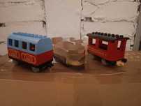 3 wagony LEGO Duplo.