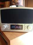 Radio estilo vintage que diz o nome das canções