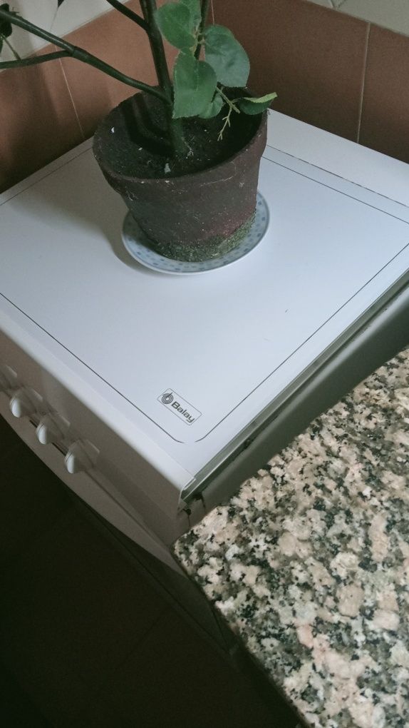 Roupeiro castanho e um fogão