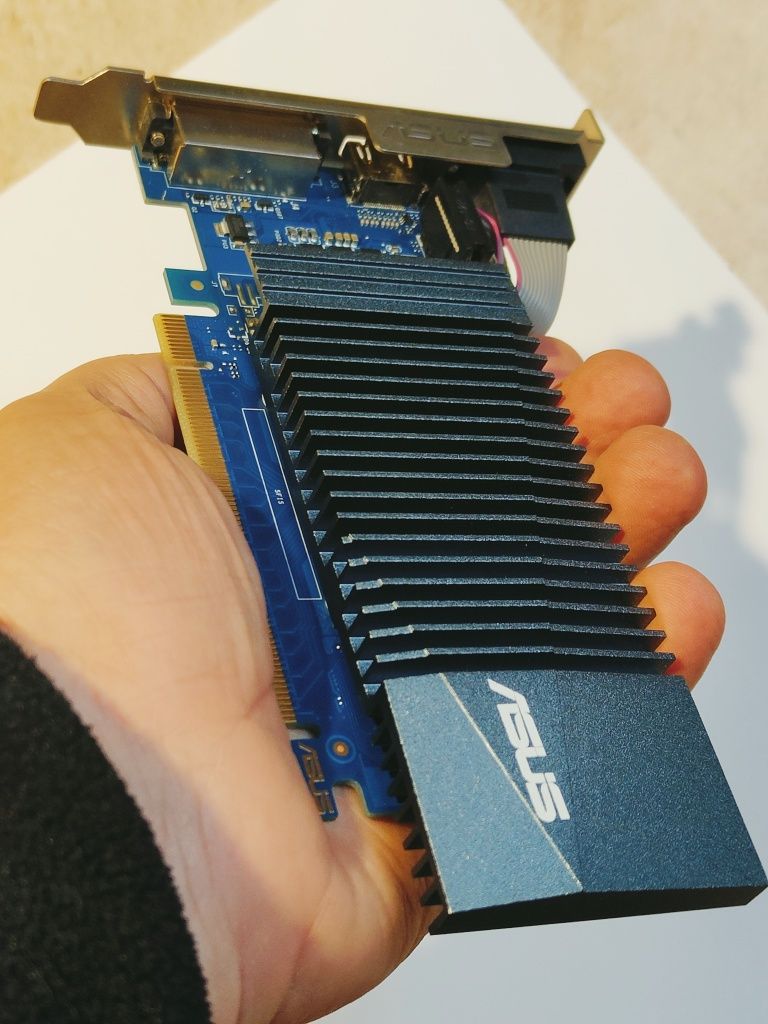 Gráfica GeForce GT 710 impecável