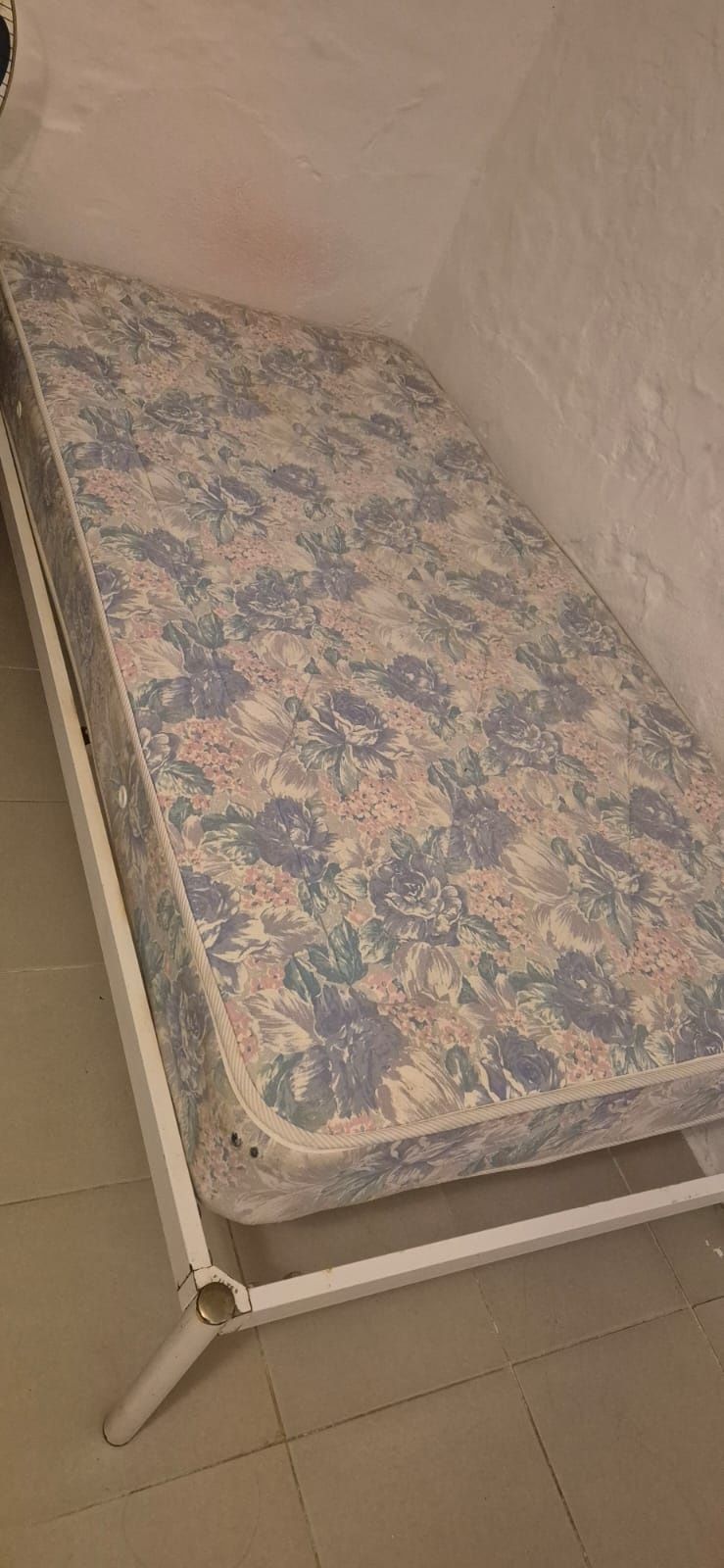 Cama de casal+cama de solteiro + máquina de lavar roupa