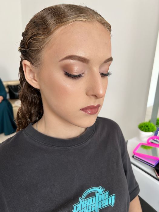 Весільна зачіска, макіяж