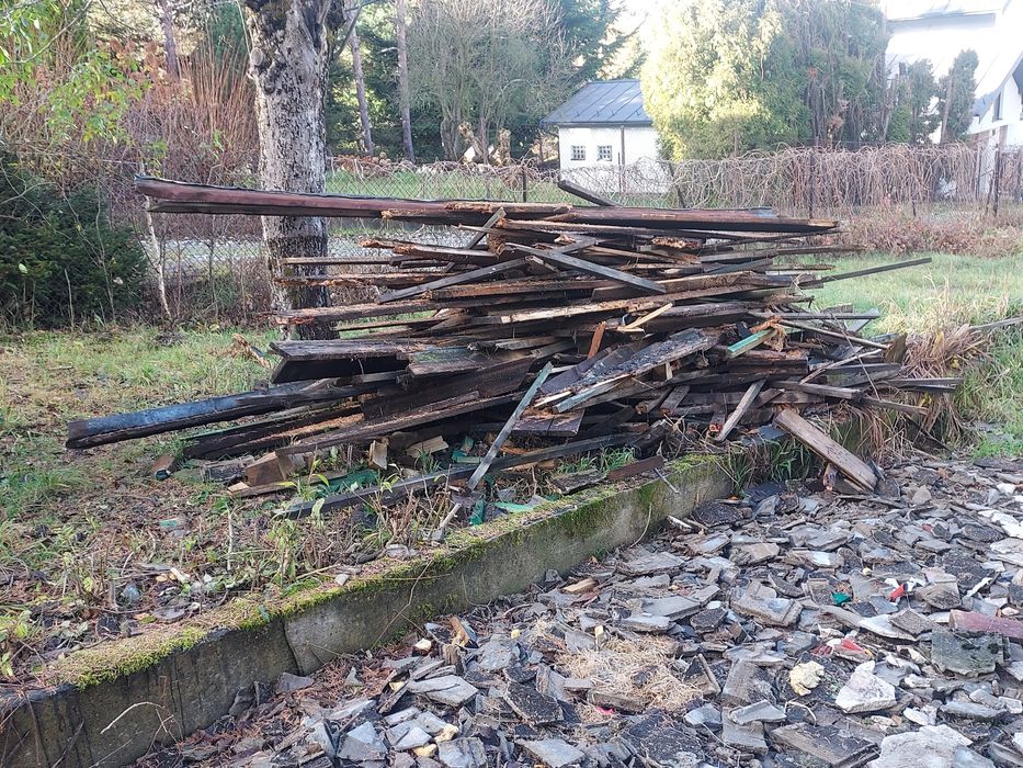 Drewno opałowe z więźby dachowej.