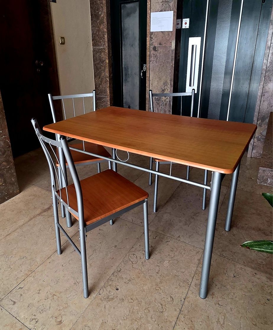 Vendo conjunto de mesa e 3 cadeiras.