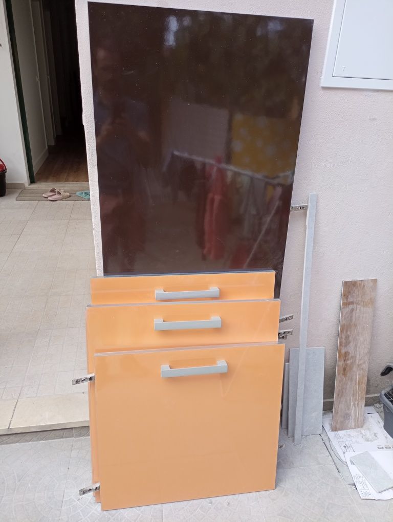 Portas, gavetas de cozinha e 2 armários suspensos