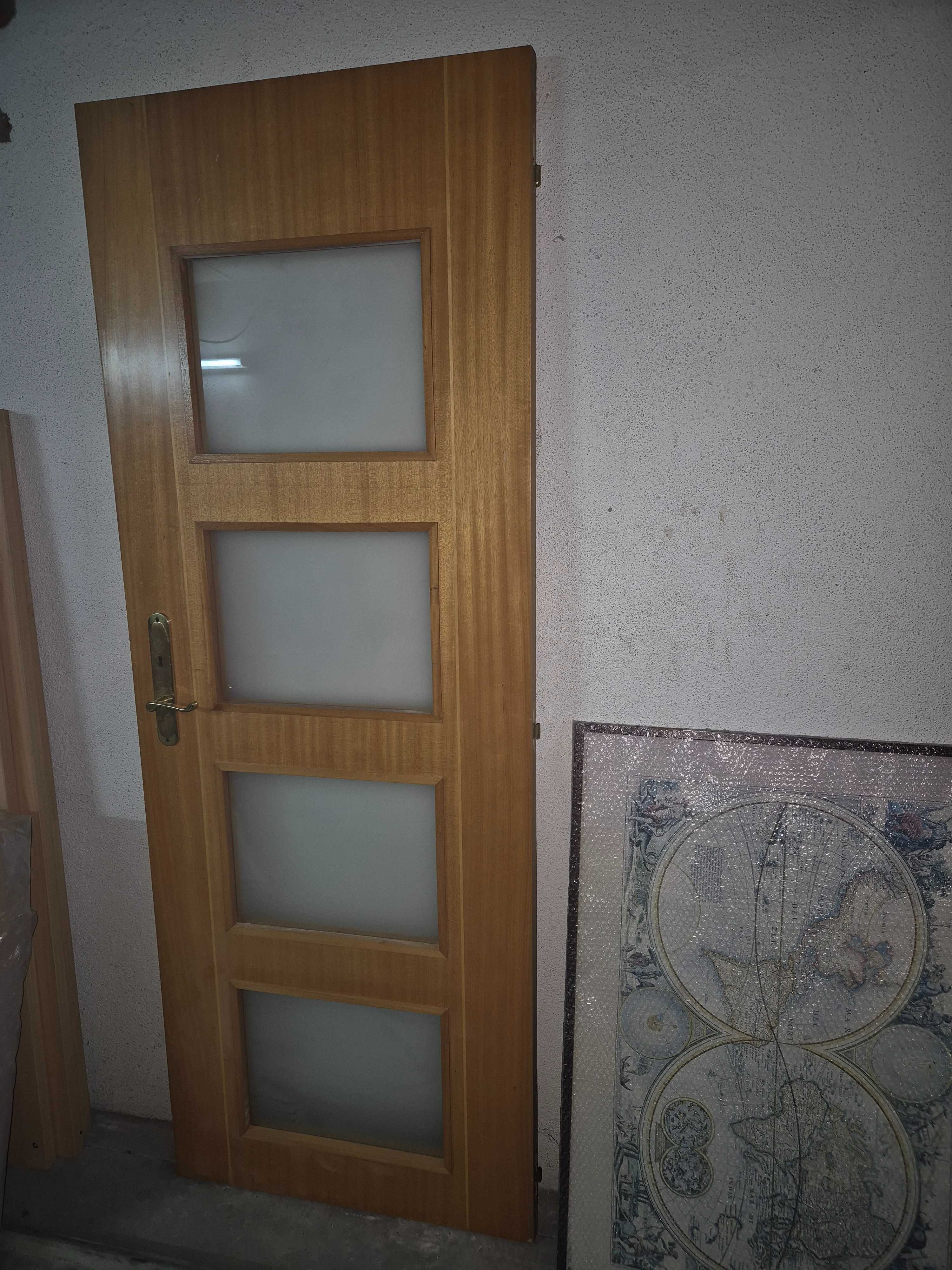 4 portas de madeira (2 lisas, 2 com vidro) 74,5cm x 200cm