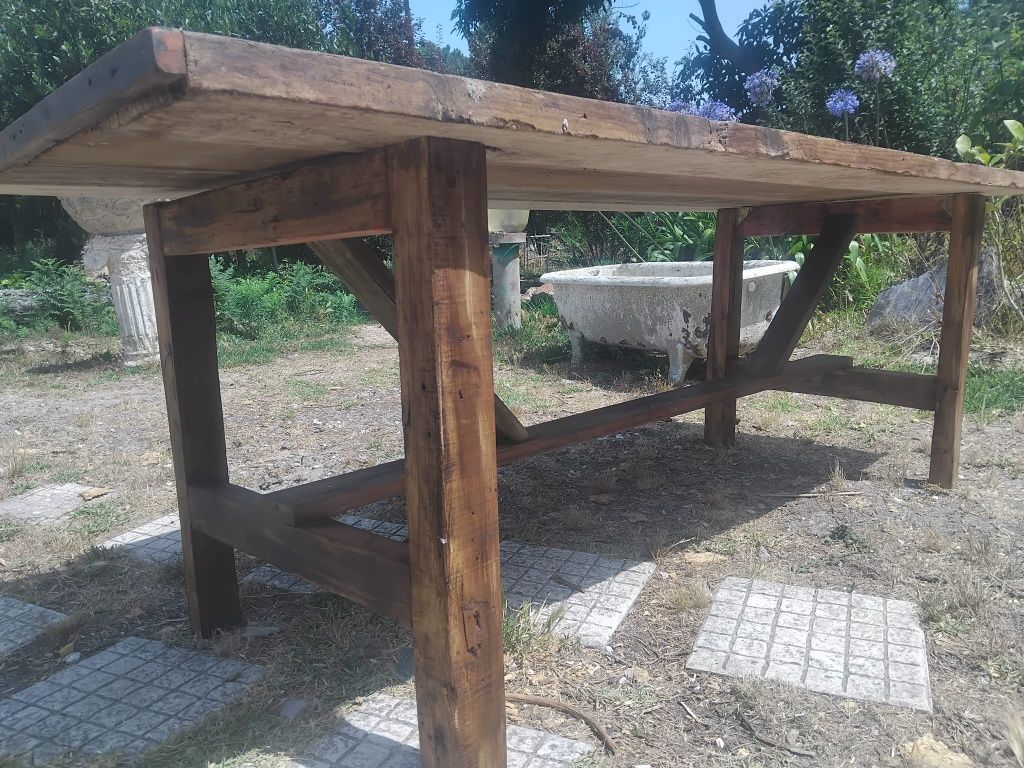 Mesa rústica em madeira