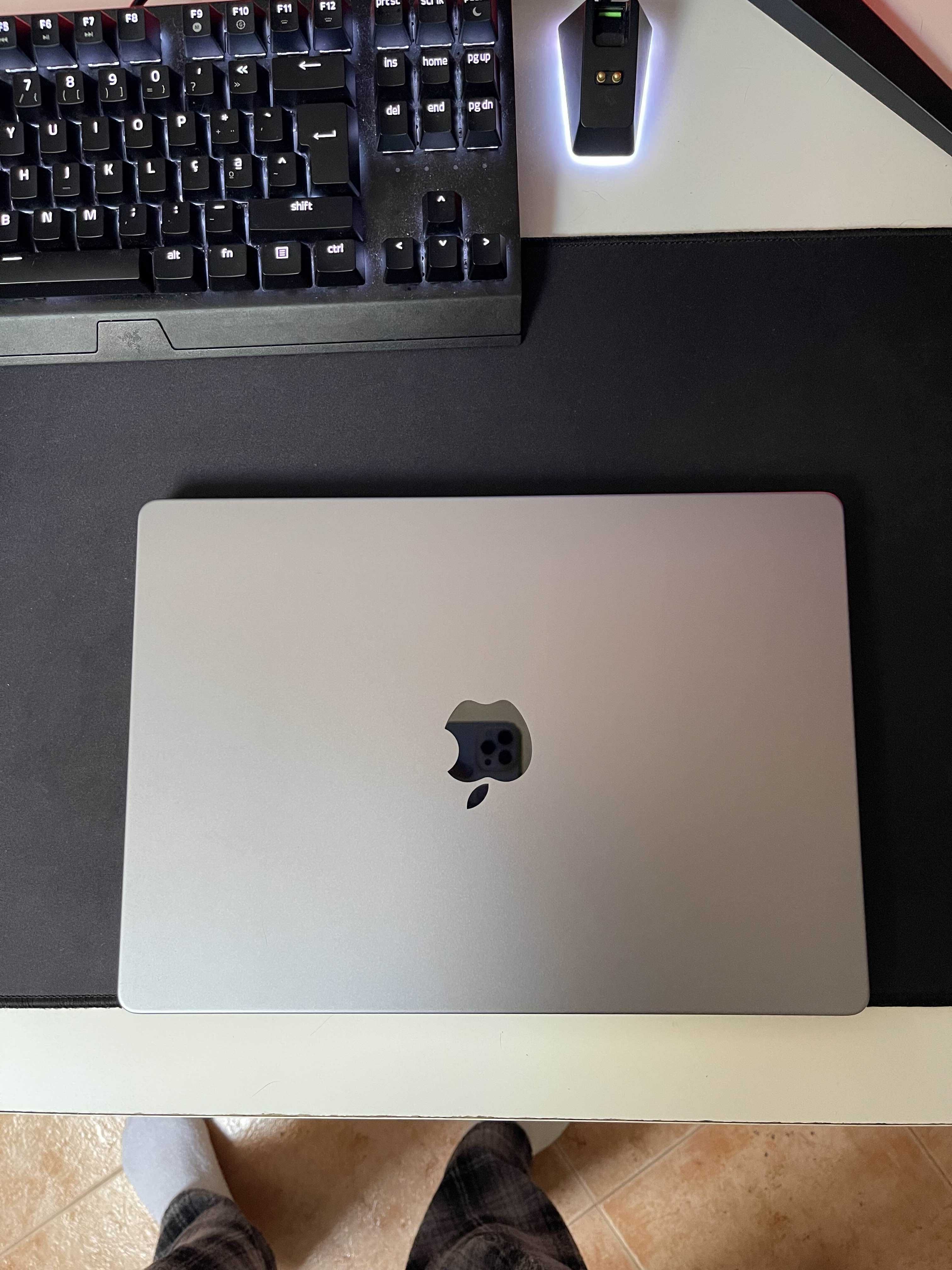 MacBook Pro 14” (M3, 16GB RAM, 512GB SSD) - Novo!