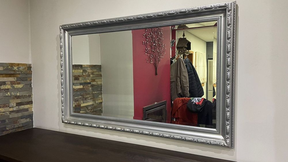 Espelho grande com moldura prateada