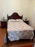 Cama de casal em mogno com colchao incluido e mesinhas de cabeceira