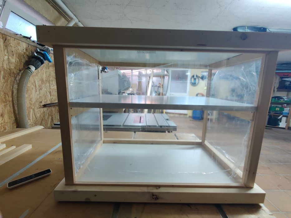 Vitrine de apoio desmontável