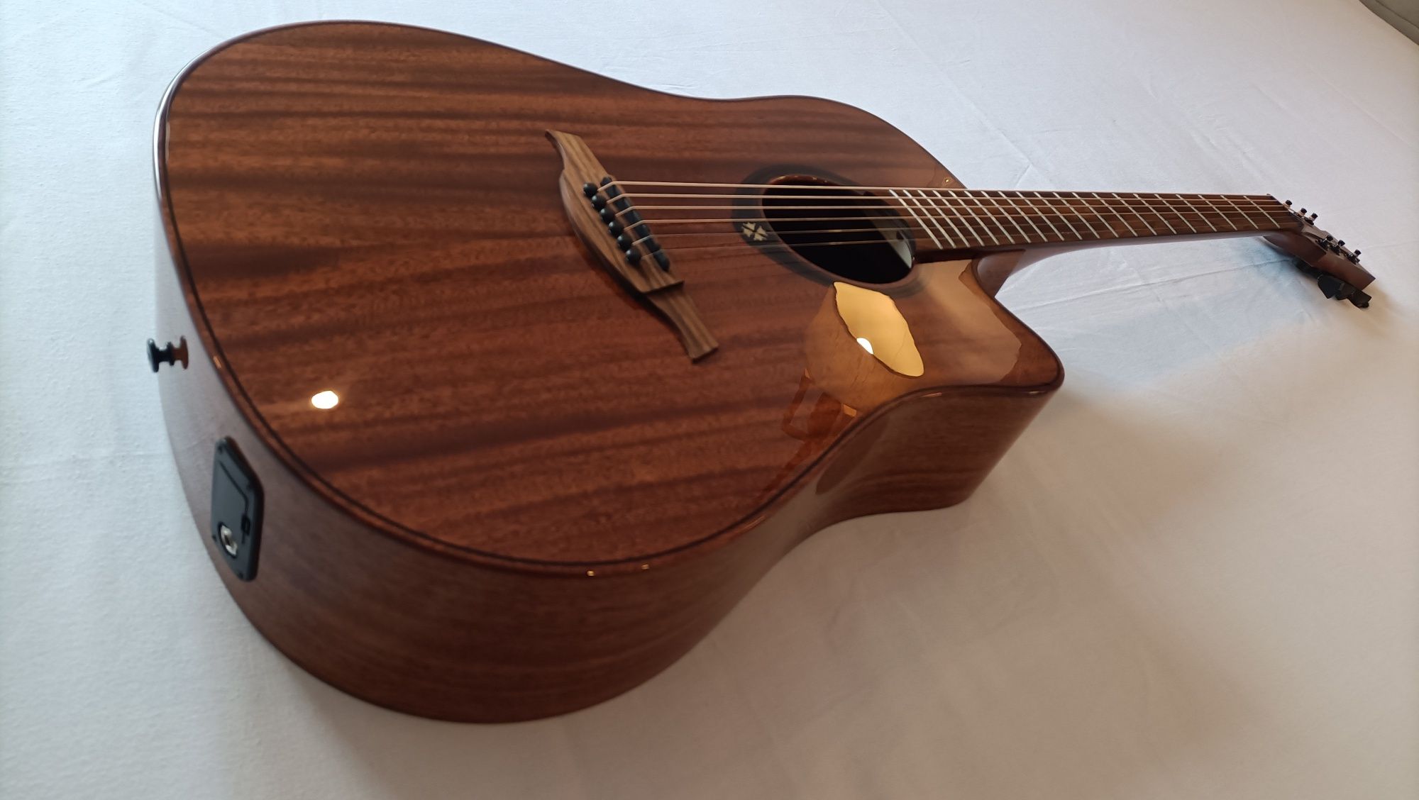 Guitarra Electroacústica Lâg T98DCE Khaya Maciça. NOVA! A ESTREAR!