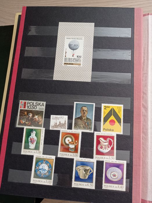 Klaser z kolekcją 496 dawnych znaczków