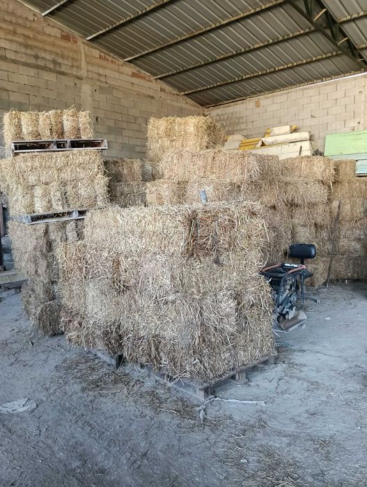 Vende se fardos de palha