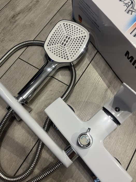 Сучасний змішувач Mixxus Euro для ванни, білий/хром, з лійкою