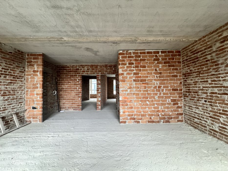 Продаж 3 кім.сирої квартири