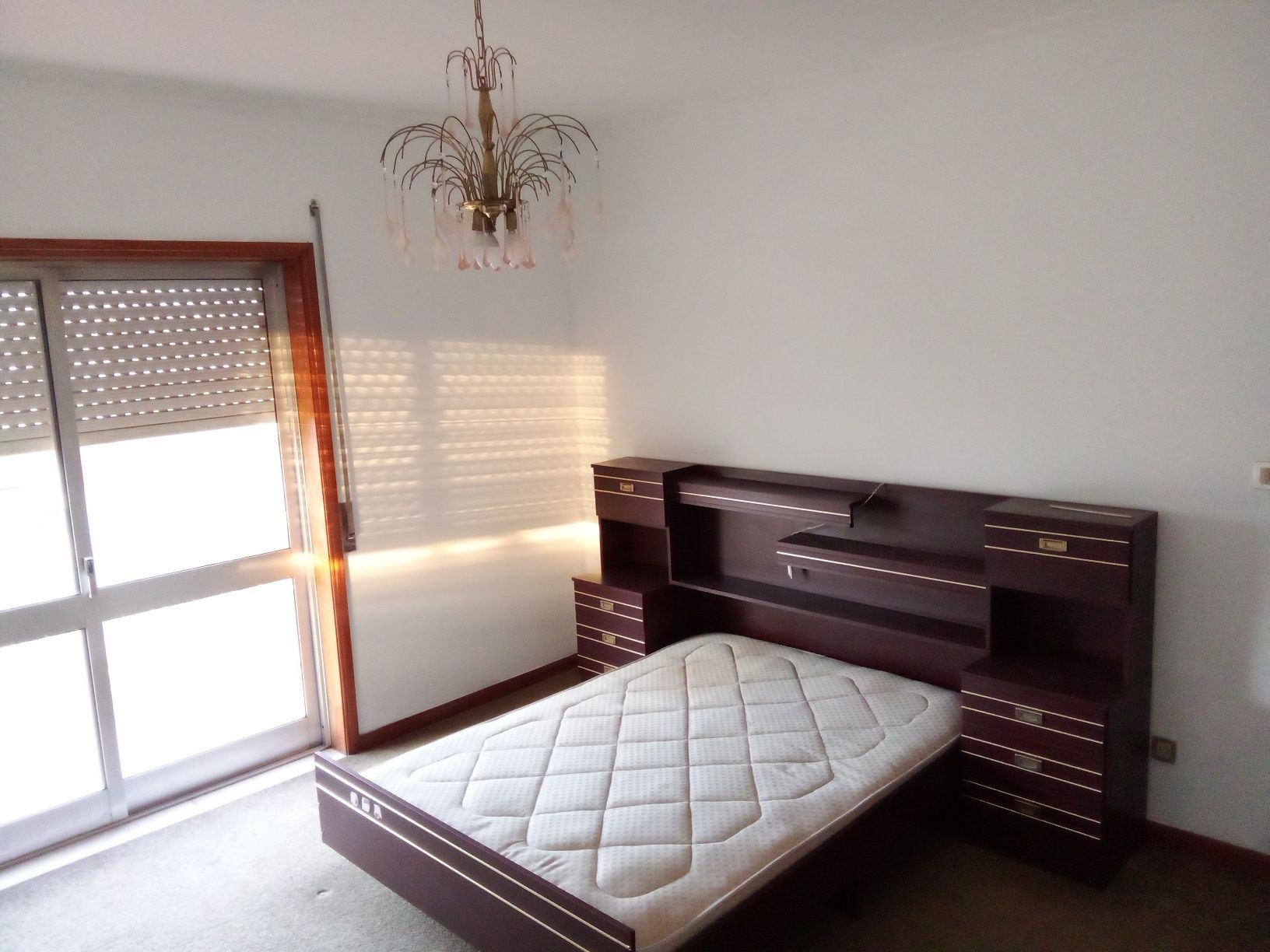 Casa com 3 pisos e garagem e terreno