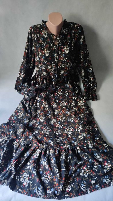 Sukienka długa maxi w kwiaty we wzory plus size z długim rękawem