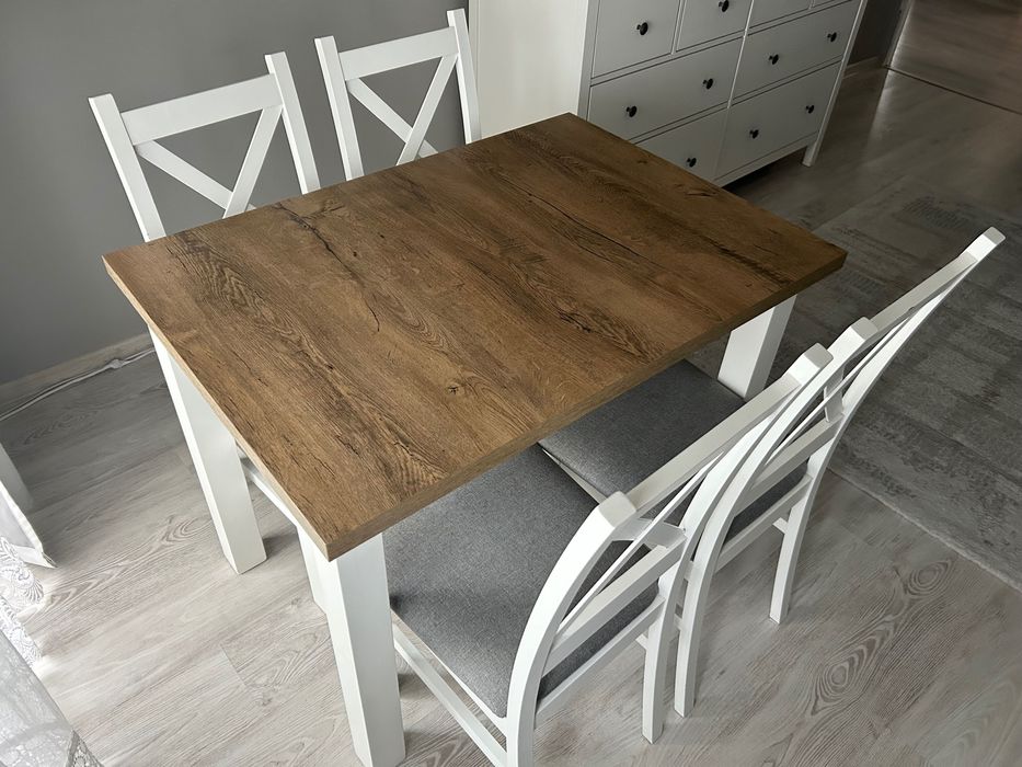 Stół z krzesłami w kolorze białym i drewna