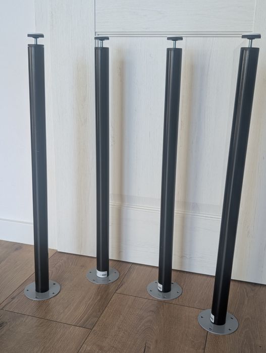 Regulowane nogi do poparcia blatu