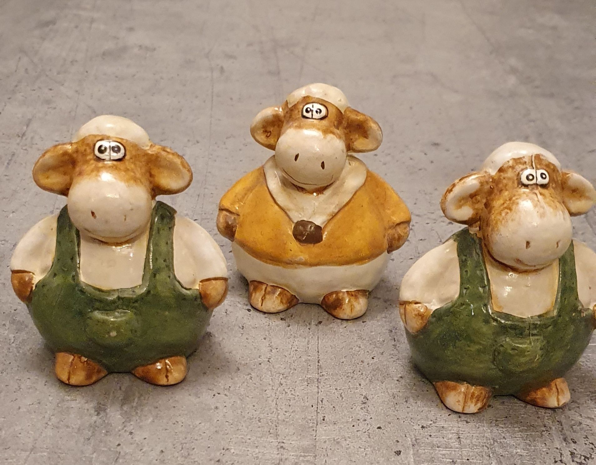 Trzy figurki owieczek owiec