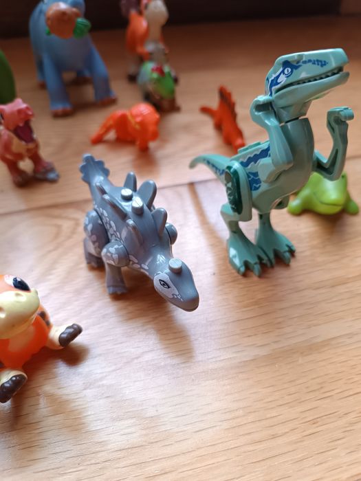 Conjunto de 30 dinossauros várias espécies, tamanhos, incluindo legos