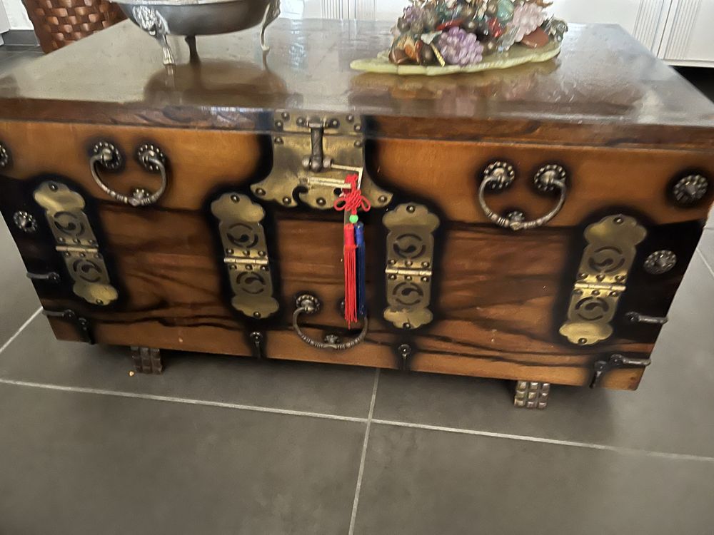 Bau de madeira com aplicacoes em metal