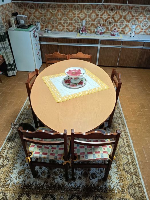 Mesa de refeições oval e 6 cadeiras