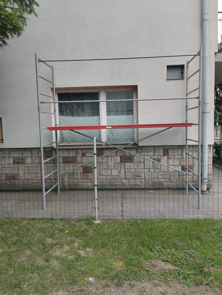 Rusztowanie elewacyjne dwu segmentowe z drabinkami