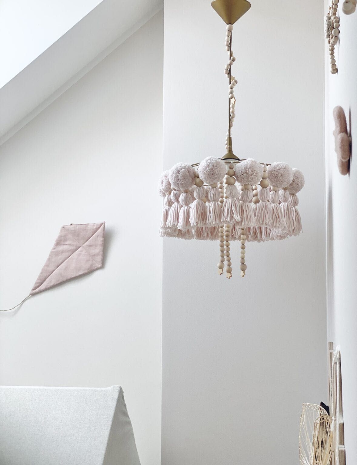 Żyrandol lampa dziecięca pudrowy róż handmade pompony boho