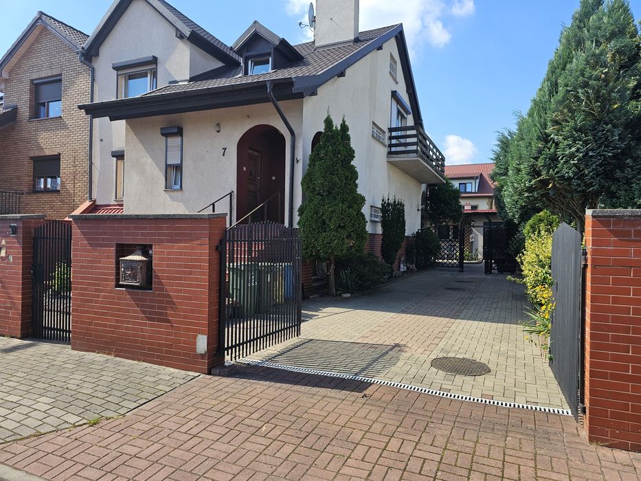 Dom z garażem, spokojna okolica, trzy sypialnie, budynek gospodarczy,