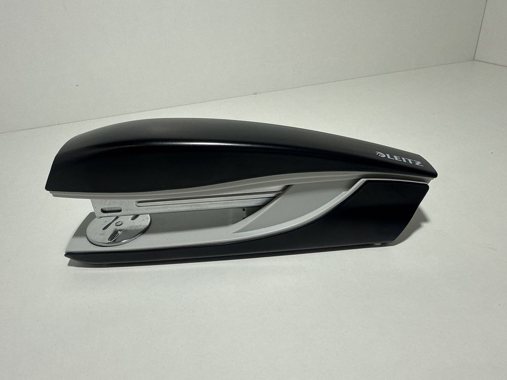 Zszywacz biurowy metalowy Leitz NeXXt 5502 czarny
