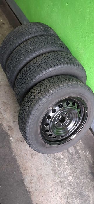 Sprzedam 4 koła zimowe NOKIAN WR D4. 185/65/15, Toyota Yaris IV.