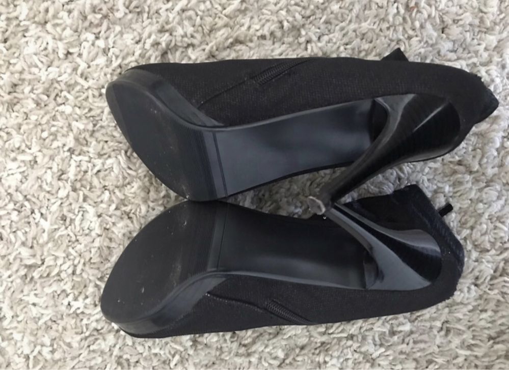 Mieniące się czarne buty ze zdobieniem na obcasiez  / buty na szpilce
