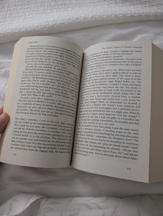 Livro Cloud Atlas de David Mitchell em inglês