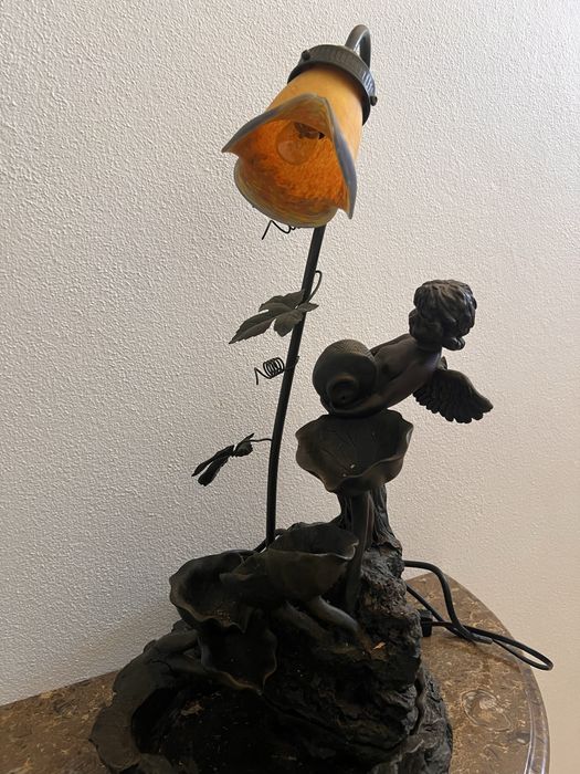 Fonte com luz e anjo