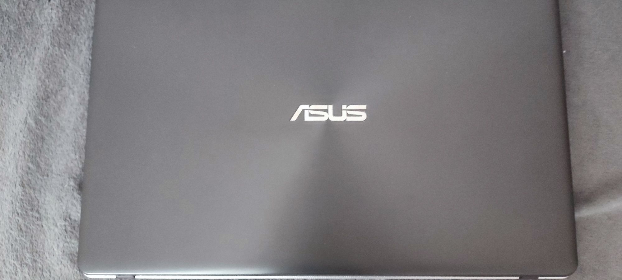Laptop firmy Asus