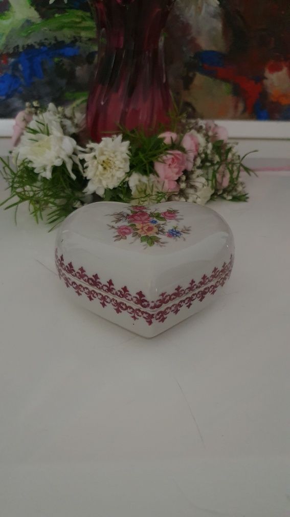 Шкатулка фарфоровая в форме сердца.