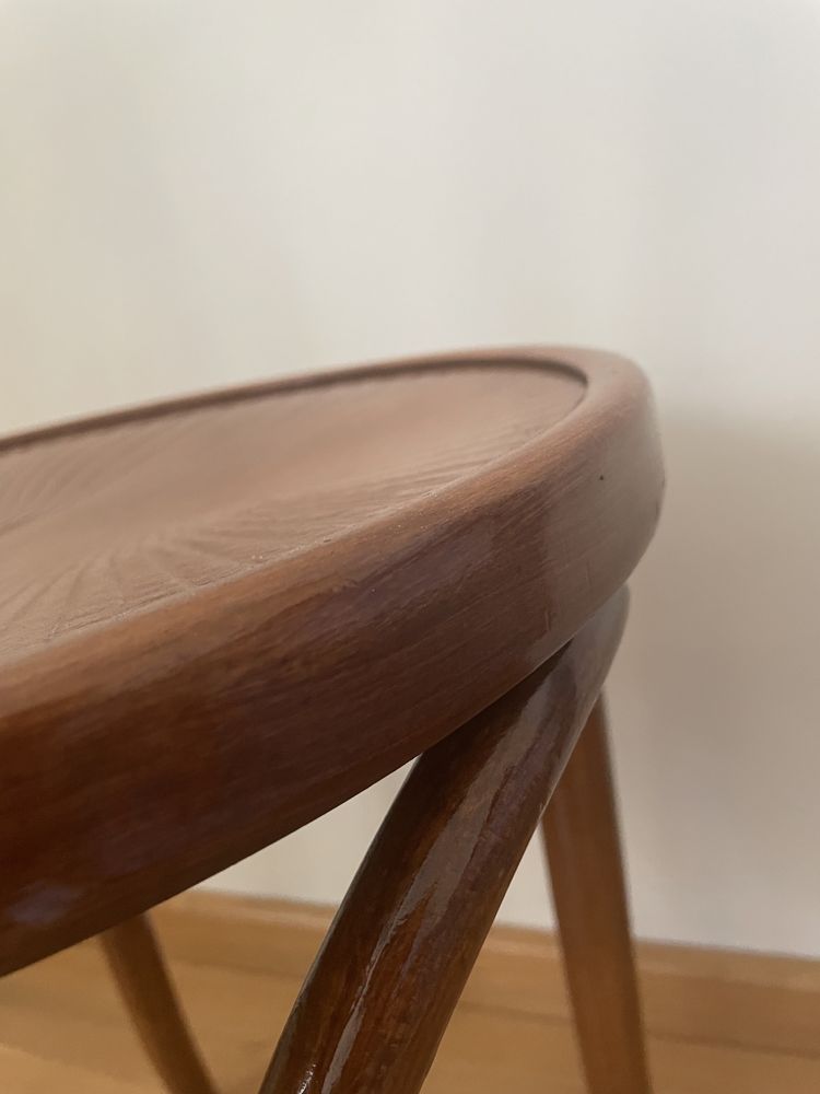Krzesło drewniane gięte.