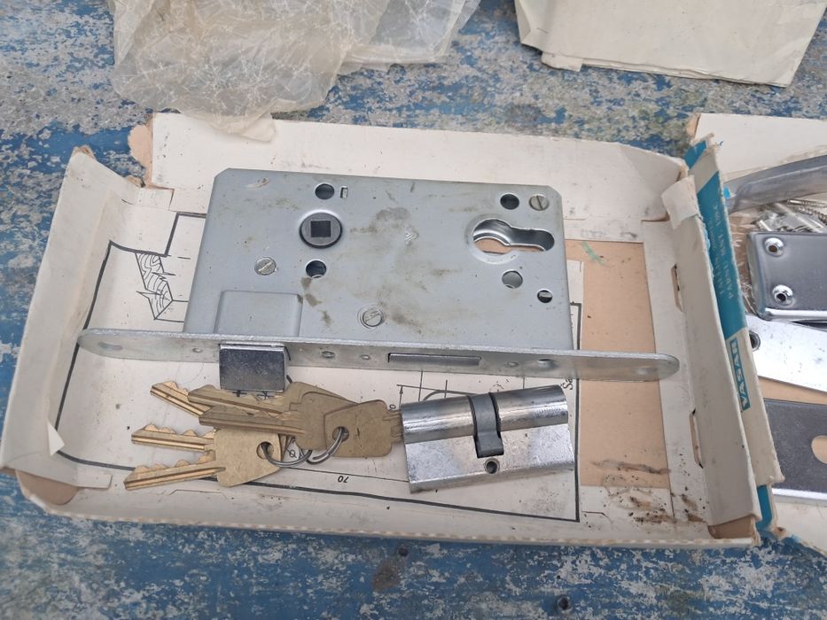 Замок врезной в коробке