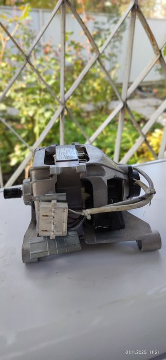 Продам двигатель стиральной машинки indesit