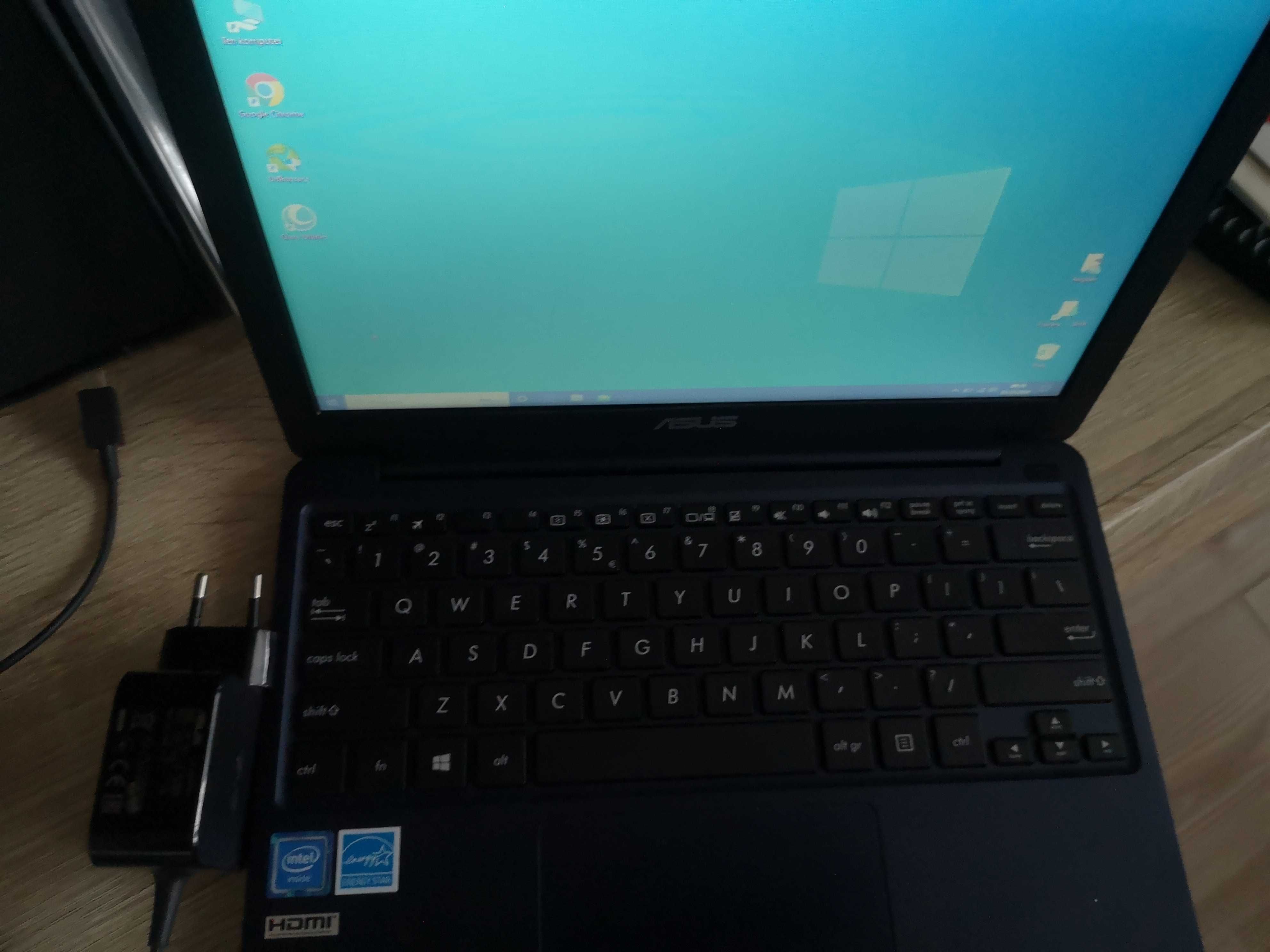 laptop -notebook ASUS E200H  12" z małym defektem