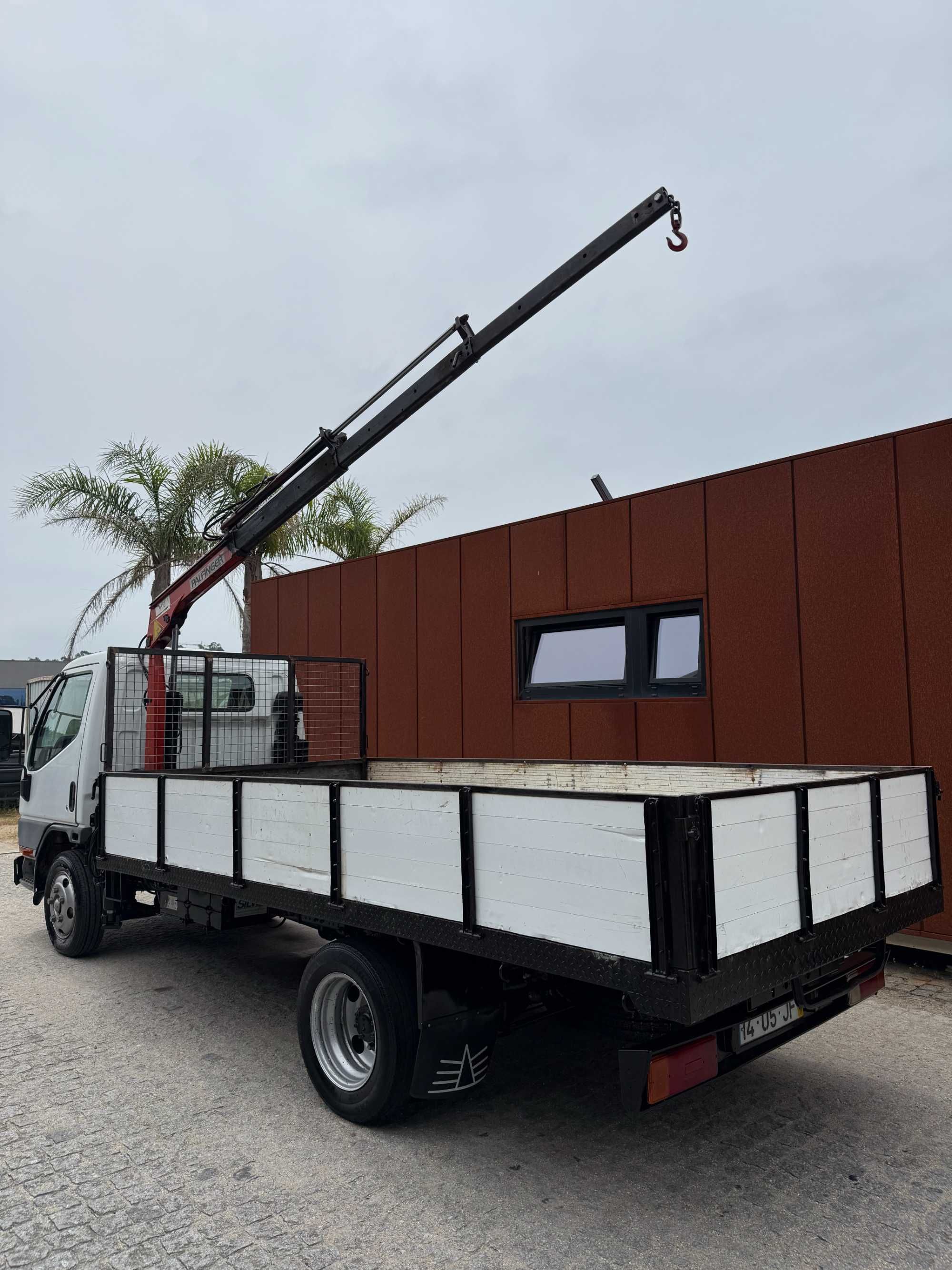 Carrinha Mitsubishi canter com grua
