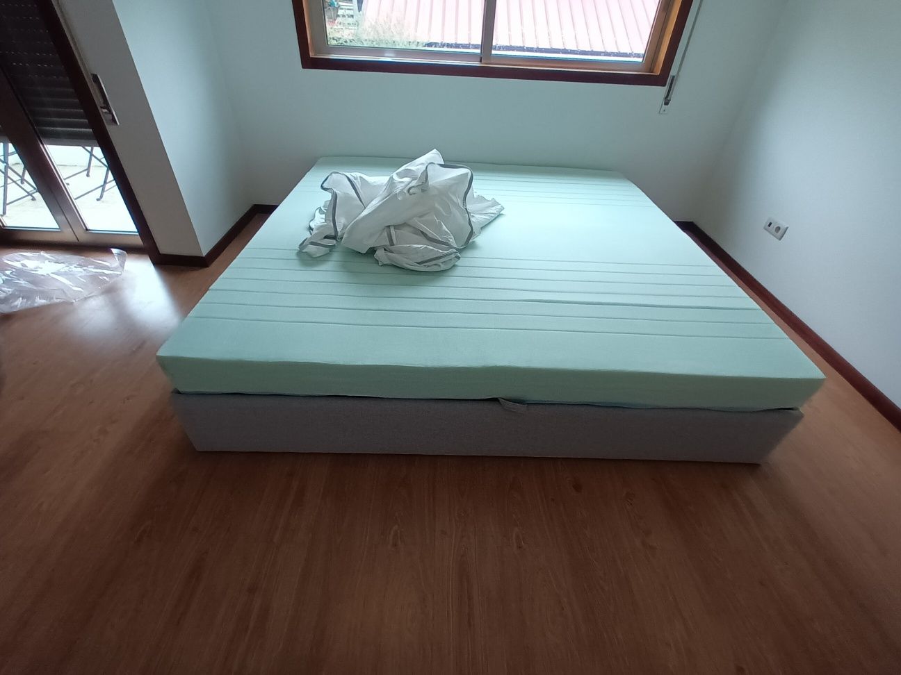 Cama com estrado 2mx 2m com estrado elevatório e colchão email incluid